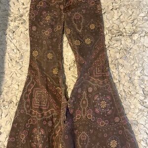 ✨ “Hard-to-find printed We The Free flare jeans.”